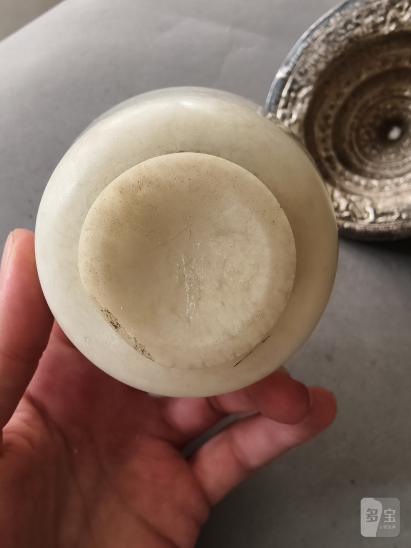 A jade bowl with stand and cover in silver with animals and floral motifs in relief - 图12